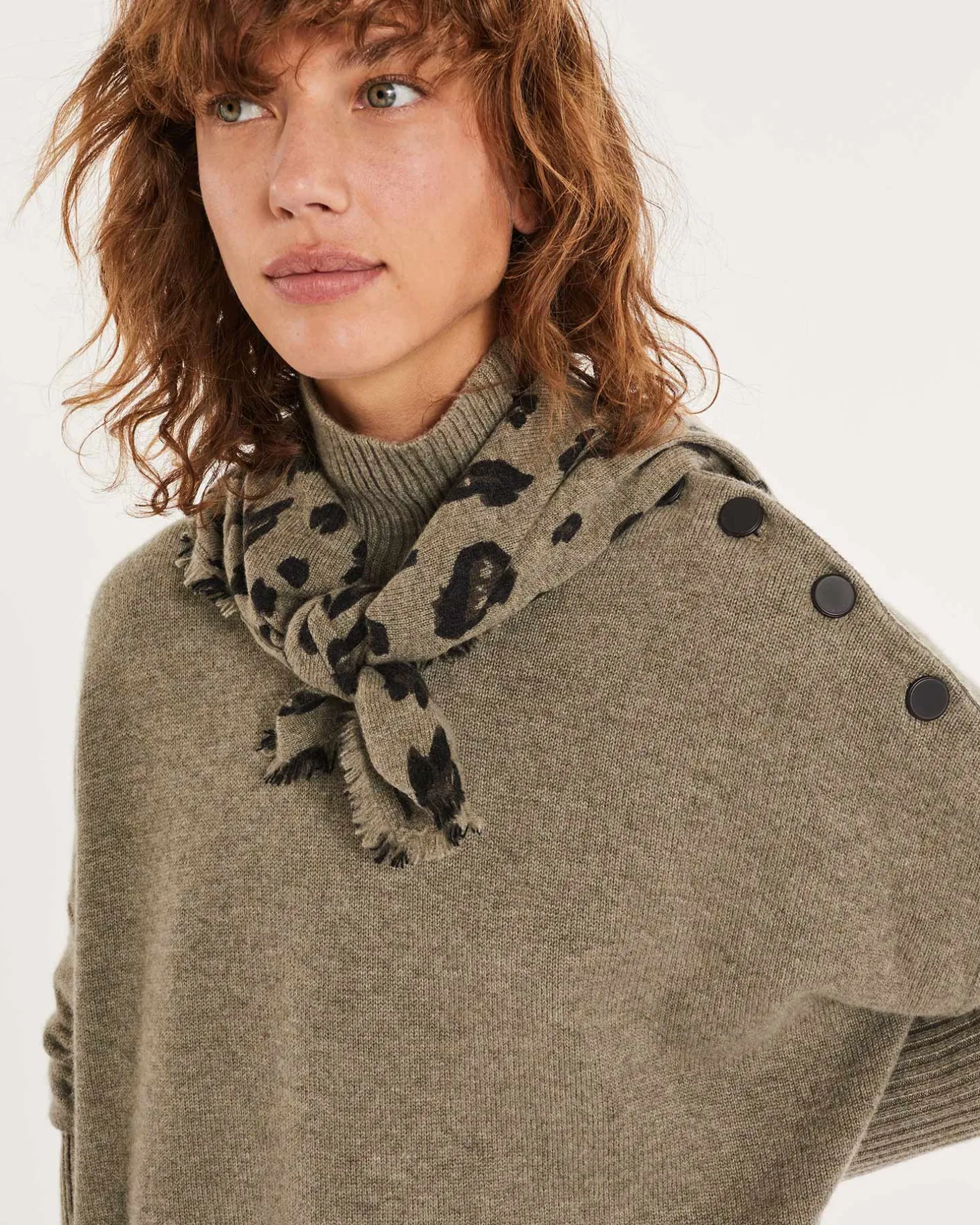 Pull Cachemire Col Roule Boutons Noirs